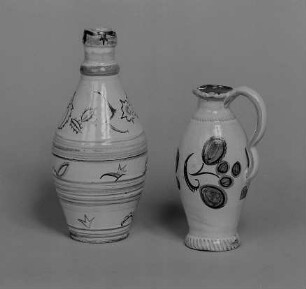 Flasche und Henkelvase : Flasche und Henkelvase. Fayence, bemalt, glasiert; H. 24,1 cm und H. 11,2 cm (um 1925; K. Feurriegel). Museum im Schloß Frohburg V 560/96, V 561/96