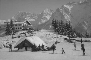 Mittenwald: Sportler und Sonnenanbeter, mit verschneiter Hütte