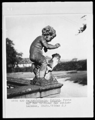 Putto auf dem Geländer der Schloßterrasse