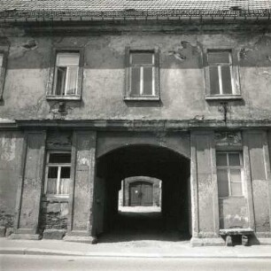 Oederan, Chemnitzer Straße 4. Wohnhaus (18.Jh.). Tordurchfahrt und Fenster (EG, 1. OG)