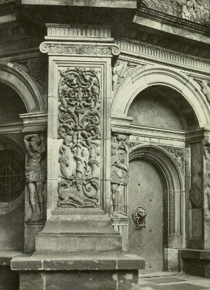 Pilaster und Portal am Wendelstein : Dresden, Residenzschloss, Großer Schlosshof, Pilaster und Portal am nordöstlichen Treppenturm