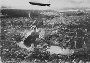 Luftschiff LZ 127 "Graf Zeppelin" über der Innenstadt von Leipzig : Blickrichtung Südwesten
