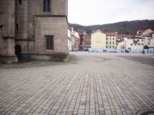 Kirchhof im Norden mit ehemaligem Mauerverlauf von Osten