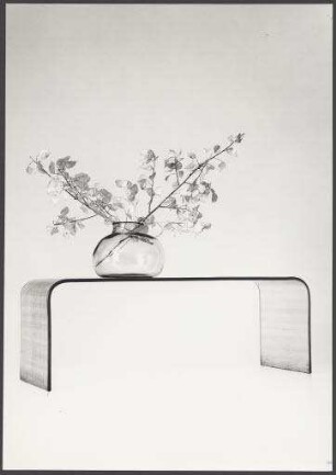Blumentisch aus gebogenem Spiegelrohglas, 1952 (Foto)