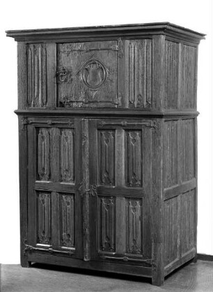 Gotischer Schrank mit Faltwerkdekor