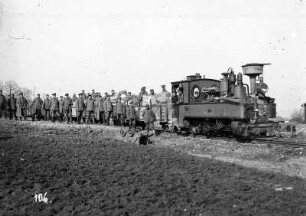 Erster Weltkrieg : Lokomotive mit Güterwaggons und einer Gruppe deutscher Soldaten