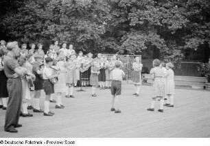 Auftritt eines Pionier- und FDJ-Ensembles