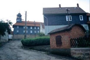 Dorfstraße mit Blick auf die Gemeindeverwaltung, rechts Wasserwerk