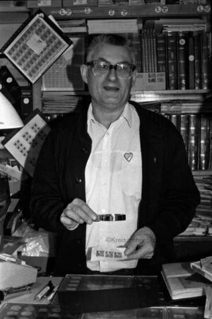 Magunna, Manfred: Briefmarkenhändler in seinem Geschäft in Ahrensburg