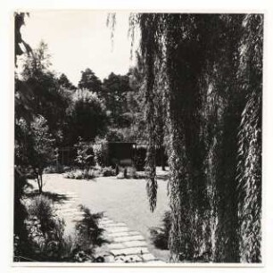 Garten Zintsch, Berlin-Zehlendorf: Plattenweg zur Gartenlaube