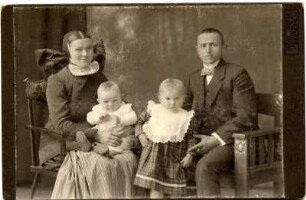 Familie / Frau in sorbischer katholischer Tracht, Mann und Kinder aus Strohschütz : Swójba / žona w serbskej katolskej drasće, muž a dźěsći: Rjedźic z Stróžišća