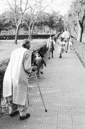 Vimla begrüßt Kinder von Bekannten im Park, Neu-Delhi