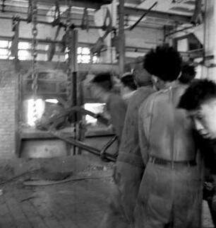 Wuhan (China). Schwermaschinenbau. Arbeiter am Glühofen