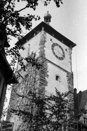 Freiburg i. Br.: Das "neue" Schwabentor, vom Schwabentorplatz, mit Baum im Vordergrund