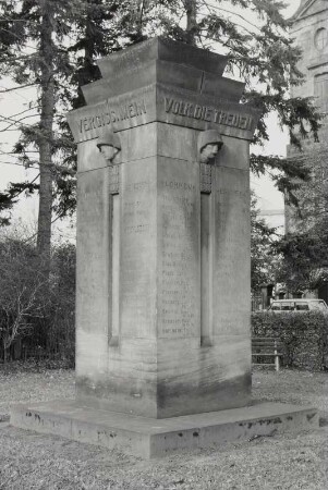 Denkmal für die Gefallenen des 1. Weltkrieges : Denkmal für die Gefallenen des 1. Weltkrieges. Sandstein (nach 1918). Lohmen (Sachsen), südlich der Pfarrkirche