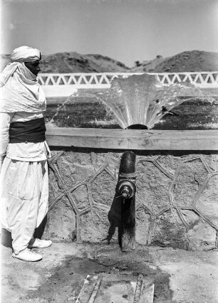 Reiter vor einem Brunnen : Ein Mann steht vor einem Artesischem Brunnen in der Oase von Ghadames.