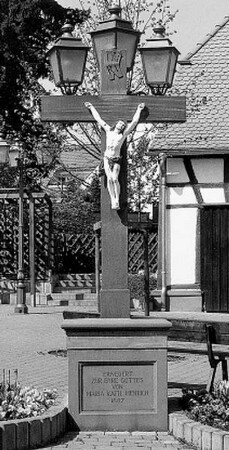 Sandsteinkreuz; Eschborn, Kronberger Straße (Ecke Georg-Büchner-Straße)