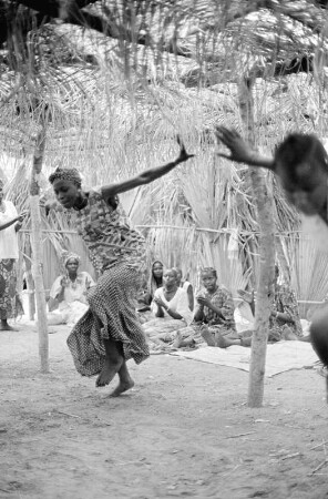 Junge Frauen beim Tanzwettbewerb während einer traditionellen Initiationszeremonie, Gambia