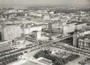 Warschau. Blick vom Palast der Kultur und Wissenschaft nach Ostsüdosten. Im Vordergrund Kreuzung Marszalkowska - Jerozlimskieallee. Im Hintergrund die Weichsel