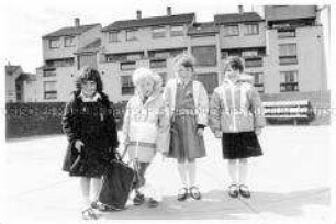 Schottische Kinder vor Wohnhäusern (Sonderthema: Straßen-Kinder)
