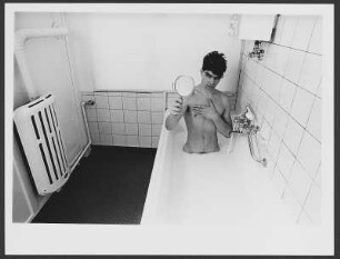 Schaumbad : Mann mit Spiegel in einer Badewanne