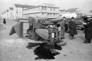 Verkehrsunfall zwischen einem LKW und einer Zugmaschine an der Ecke Weinbrenner- und Wichernstraße.