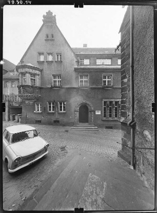 Meißen, An der Frauenkirche 11. Pfarrhaus der evangelisch-lutherischen Frauenkirchgemeinde (1914). Straßenfront (Teilansicht)