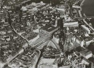 Dresden: Luftaufnahme der Innenstadt mit Frauenkirche, Hofkirche, Schloß, Johanneum und Zwinger (Luftbild-Schrägaufnahme von Südost)