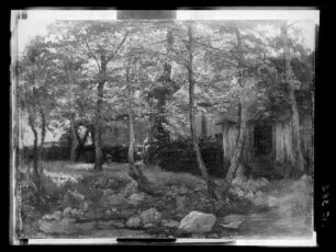Wassermühle hinter Bäumen
