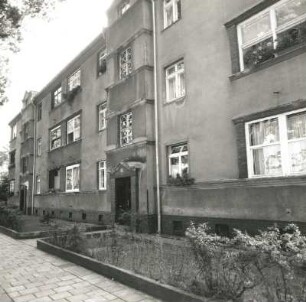 Dresden-Trachau. Wohnsiedlung (um 1930). Doppelwohnhaus (Kronenstraße 43/45). Straßenansicht mit Vorgärten