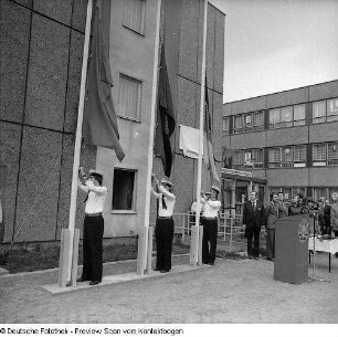 Dresden-Reick, Gasanstaltstraße 8, Serie: Berufsschulen, Namensweihe "Kurt Schlosser" für die Betriebsberufsschule des VEB Energiekombinat Dresden. Aufzug einer GST-Einheit mit Losungen auf Transparenten