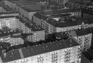 Berlin: Schatten der "Viscount Maschine" an Häusern; Neukölln; (Luftbild)