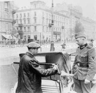 Deutscher Soldat in Warschau, Aleje Jerozolimskie auf der Höhe der ul. Pankiewicza unweit des Hauptbahnhofs.