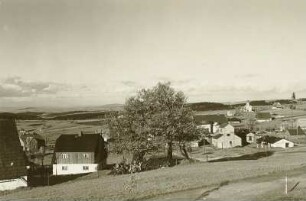 Altenberg-Zinnwald. Blick nach Osten. Im Hintergrund von links nach rechts: Sattelberg (719 m), Rosenberg (620 m), Hoher Schneeberg (721 m)