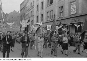 Teilnehmer einer Demonstration mit Spruchbannern, Friedenstauben und einem Bildnis Stalins in der Petersstraße