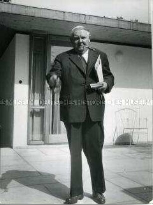Ludwig Erhard vor seinem Haus am Tegernsee