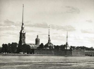 Leningrad (Sankt Petersburg). Peter-Pauls-Festung mit Peter-Pauls-Kathedrale (1703 begonnen; D. Trezzini). Blick über die Newa