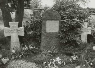 Familiengrab Körner mit zwei Soldatengräbern des 1. Weltkrieges : Familiengrab Körner mit zwei Soldatengräbern des 1. Weltkrieges (nach 1918). Hennersdorf (Kreis Dippoldiswalde), Kirchhof