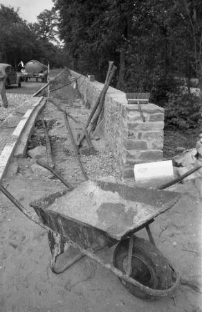 Straßenbau im neu entstehenden Stadtteil Waldstadt.