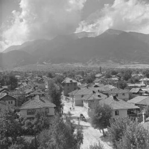Blick vom Kirchturm der Dreifaltigkeitskirche in Bansko auf die Ortschaft