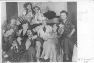 Gruppenfoto mit Etha Richter auf einer Faschingsfeier in Dresden