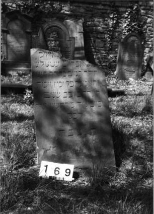 Grabstein 169 (Index: 99629670) Material: Sandstein Zustand: oben abgebroch/Textverl/verwitt. unten Maße HxBxT: 96x57x7 cm Beschreibung: Stele: Grabstein 169