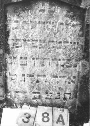 Grabstein 38 (Index: 99608722) Material: Sandstein Zustand: leicht verwittert Maße HxBxT: 79x56x10 cm Beschreibung: Stele mit flachem Spitzgiebel, vertiefter Textteil in gleicher Form: Grabstein 38A