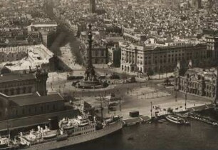 Barcelona. Spanien. Blick vom Hafen auf die Stadt. Vorn der Plaça Portal de la Pau mit der Statue des Christoph Columbus. Dahinter die Rambla del Centro