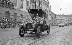 Schnauferl-Parade zum Gedenken an Carl Benz, organisiert vom Festausschuss Karlsruher Fastnacht.