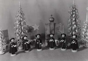 Kurrende mit Dorf und Spanbäumen : Schanz, Max (Entwurf). Kurrende mit Dorf und Spanbäumen. Holz, geschnitzt, gedreht, bemalt. Erzgebirge, um 1930. Seiffen: Erzgebirgisches Spielzeugmuseum