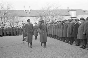 Verabschiedung des stellvertretenden Kommandeurs der in Karlsruhe stationierten 2. Luftwaffen-Division, Oberst Freiherr von Beust.