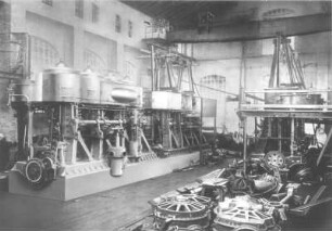 Schiffsdampfmaschine (13.000 IHP) für S. M. S. "Kaiser Barbarossa" in einer Werkhalle : Elbing. Lokomotiv-, Maschinen- und Turbinenfabrik F. Schichau . Schiffsdampfmaschine (13.000 IHP) für S. M. S. "Kaiser Barbarossa" in einer Werkhalle