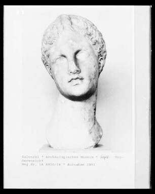 Weiblicher Kopf einer Statue