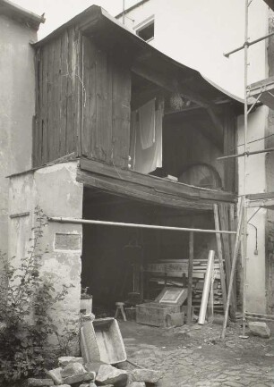 Radeburg, Seifensiederei und Postausspanne : Radeburg. Ehemalige Seifensiederei und Postausspanne (Wohnhaus mit Laden). Markt 6 (18. Jahrhundert begonnen, bezeichnet 1839, 1847 und 1826, um 1900 Umbau). Trockenboden (1839). Hofansicht